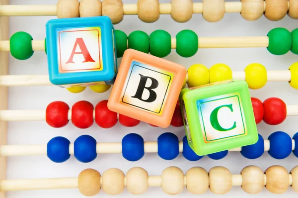 Alfabe blokları ve üzerinde beyaz izole abacus — Stok fotoğraf