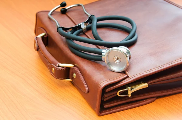 Případ doktora s stetoskop dřevěné pozadí — Stock fotografie