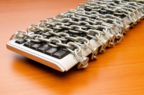 Koncepcja bezpieczeństwa komputera z klawiatury i łańcuch — Zdjęcie stockowe