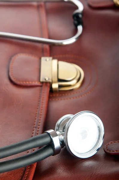 Die braune Ledertasche des Arztes mit dem Stethoskop — Stockfoto