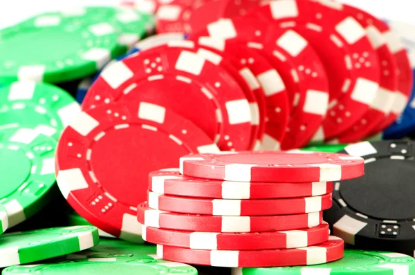 Zásobník různých čipů casino - hazardní hry koncept — Stock fotografie