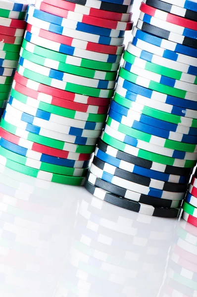 Pilha de várias fichas de casino - conceito de jogo — Fotografia de Stock