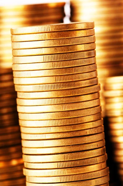 Крупним планом золоті монети стосів — стокове фото