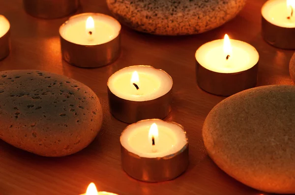 Brandende Kaarsen Kiezelstenen Voor Aromatherapie Sessie — Stockfoto