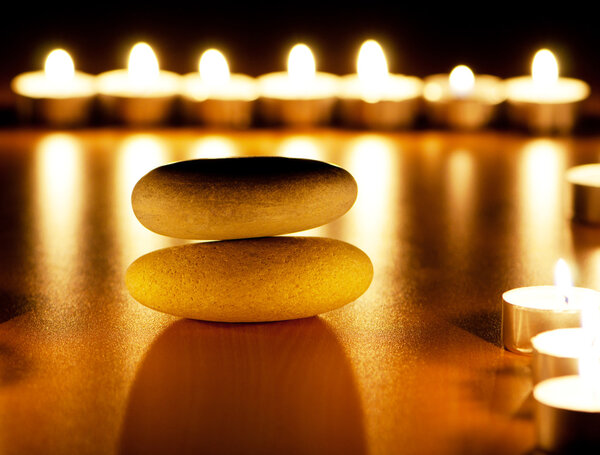 Зажигание свечей и гальки для сеанса ароматерапии
