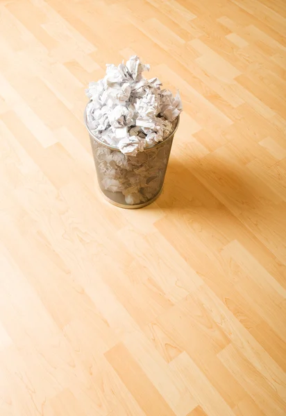Soptunna med papper avfall isolerade på vit — Stockfoto