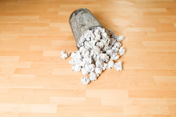 Mülleimer Mit Papiermüll Isoliert Auf Weiß — Stockfoto