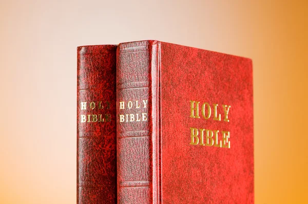 Книги Библии Красочном Градиентном Фоне — стоковое фото