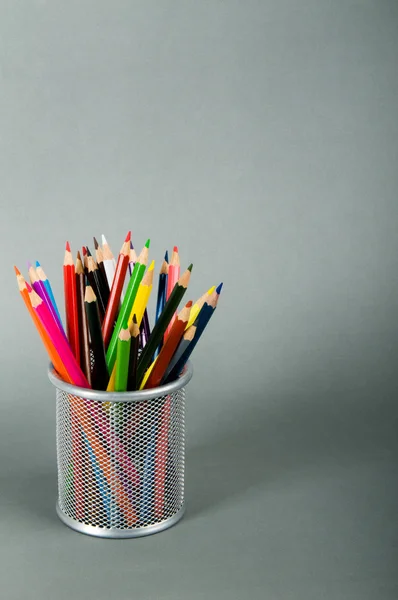 Renkli Arka Plan Üzerinde Birçok Renkli Kalemler — Stok fotoğraf