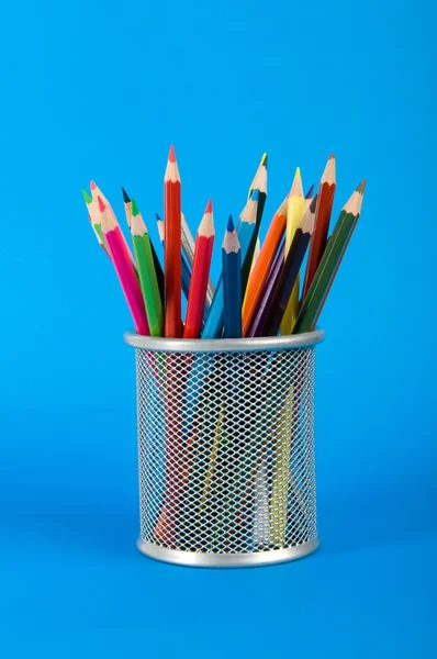 Många färgglada pennor på färg bakgrunden — Stockfoto