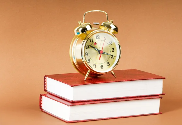 Kitap ve saati ile okul kavramı geri — Stok fotoğraf