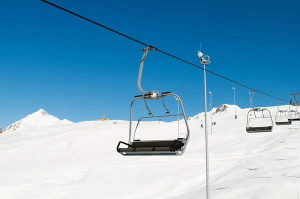 화창 한 겨울날 스키 리프트 의자 — 스톡 사진