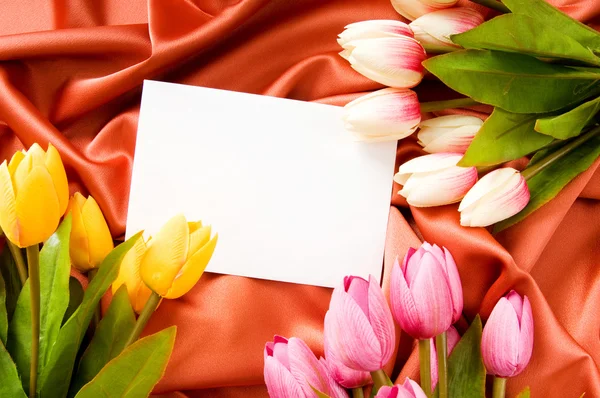 Umschlag Und Blumen Auf Dem Satin Hintergrund — Stockfoto