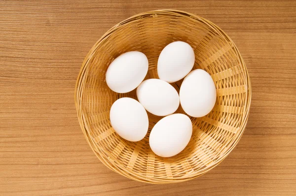 Multe ouă albe pe masa de lemn — Fotografie, imagine de stoc