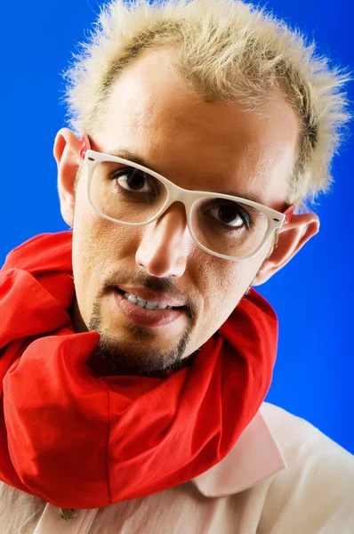Mann Mit Rotem Schal Vor Farbigem Hintergrund — Stockfoto