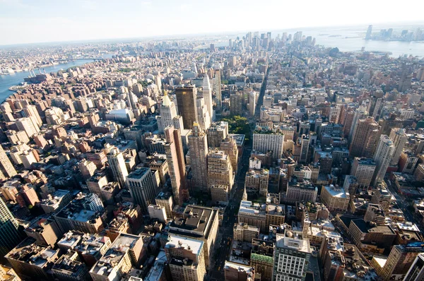 New york şehir panoraması ile yüksek gökdelenler — Stok fotoğraf
