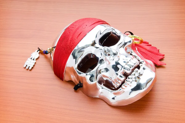 Ahşap arka plan üzerinde izole kafatası maskesi — Stok fotoğraf