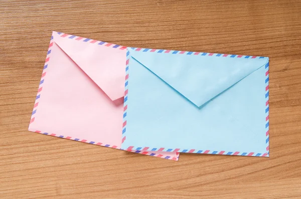 Masanın üzerinde birçok zarf ile Mail kavramı — Stok fotoğraf
