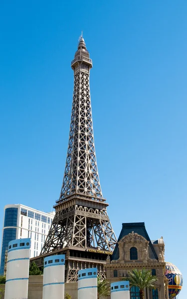 Eiffel-torony, a fényes nyári napon — Stock Fotó