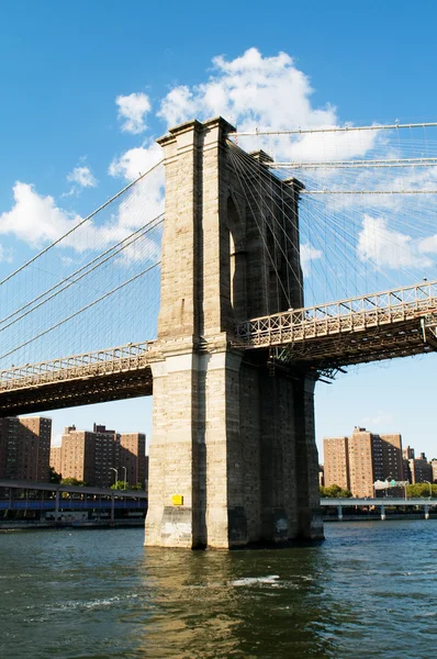Ponte di Brooklyn a New York nella luminosa giornata estiva — Foto Stock