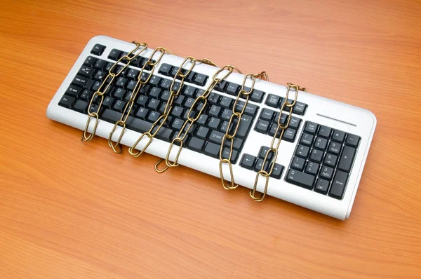 Концепция компьютерной безопасности с клавиатурой и цепью — стоковое фото