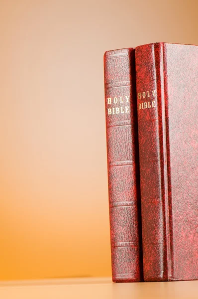 Bijbelboeken tegen de kleurrijke achtergrond — Stockfoto