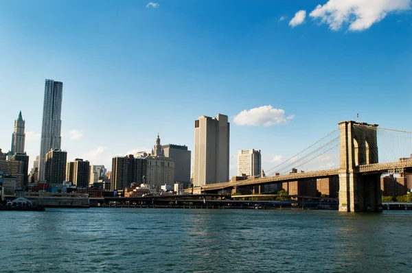 Brooklyn Bridge in New York an einem strahlenden Sommertag — Stockfoto