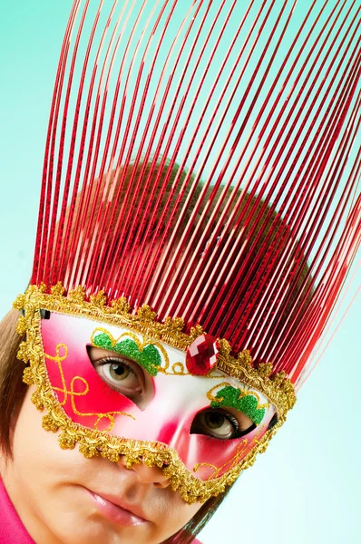 Приваблива жінка позує в стильній масці — стокове фото