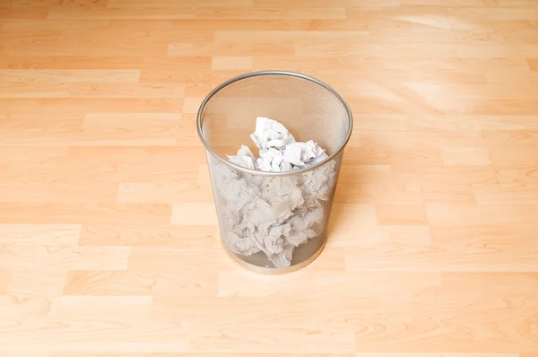 Çöp kutusu ile kağıt atık izole üzerinde beyaz — Stok fotoğraf