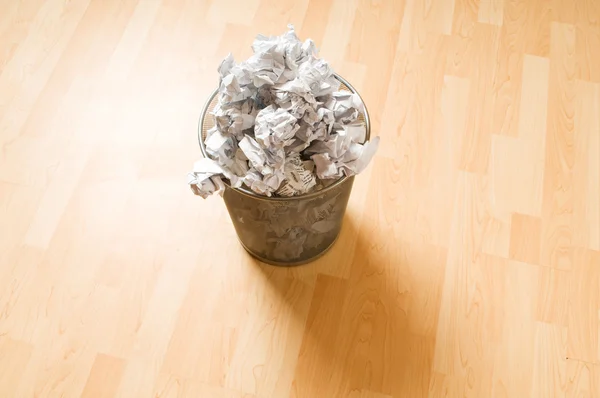 Coș de gunoi cu deșeuri de hârtie izolate pe alb — Fotografie, imagine de stoc
