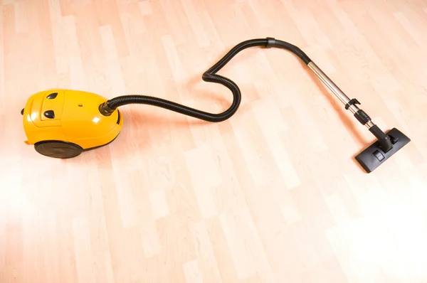 磨かれた木製の床に掃除機 — ストック写真