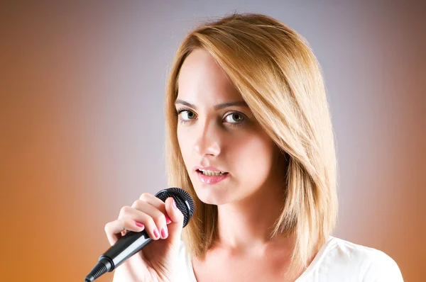 Chica Cantando Con Micrófono Contra Fondo Gradiente — Foto de Stock