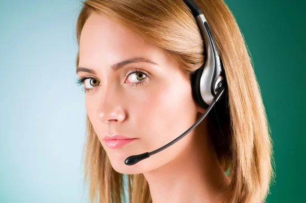 Unga call center operatör med headsetet — Stockfoto