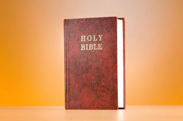 Livros bíblicos contra o fundo gradiente colorido — Fotografia de Stock