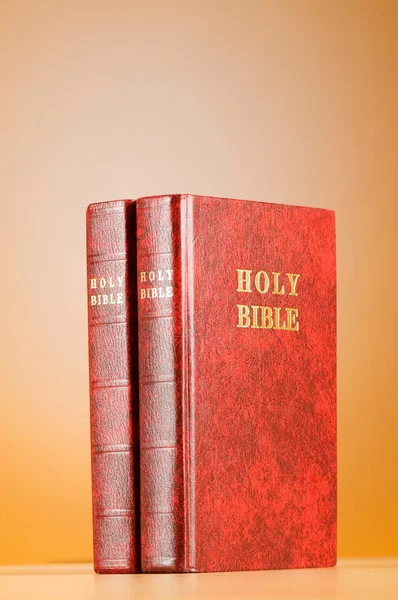 Biblické Knihy Barevném Pozadí Přechodu — Stock fotografie