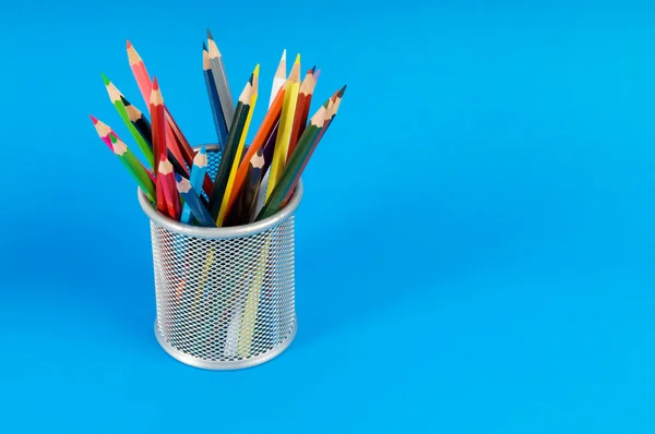 Viele Bunte Bleistifte Auf Dem Farbhintergrund — Stockfoto