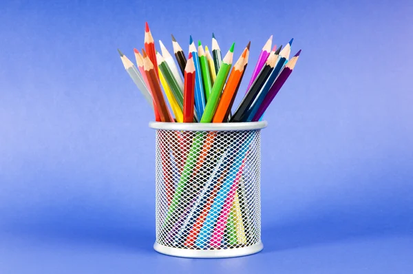 Muitos lápis coloridos no fundo da cor — Fotografia de Stock
