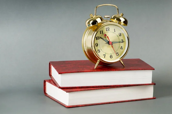 Zpátky do školy koncept s knihami a hodiny — Stock fotografie