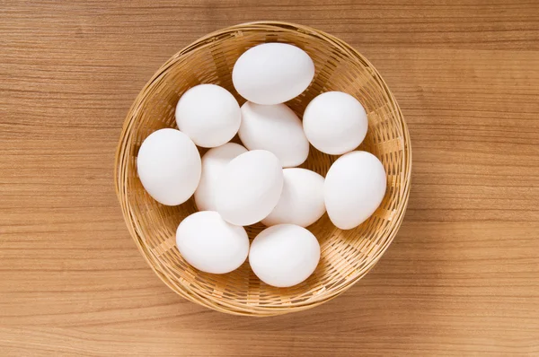 Viele Weiße Eier Auf Dem Holztisch — Stockfoto