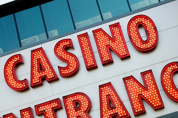 Entrée du casino avec de grandes lettres rouges fluo — Photo