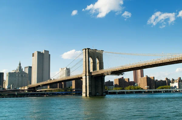 Brooklyn híd New Yorkban fényes nyári napon — Stock Fotó