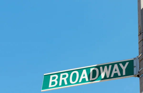 Slavný broadway street podepisuje v centru města new york — Stock fotografie