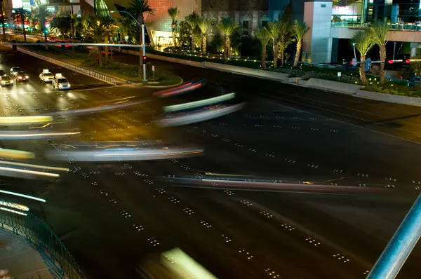 Bewegende verkeer en auto lichten in de avond — Stockfoto