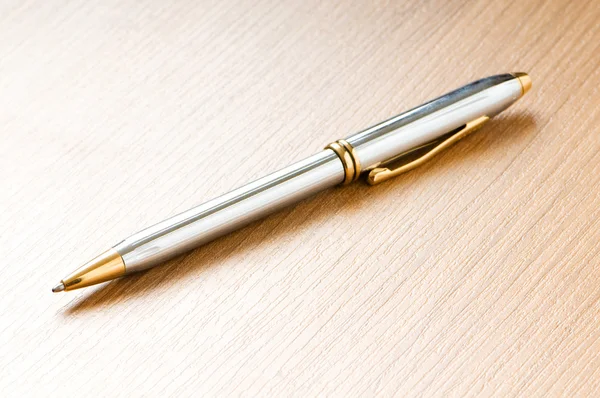 Zilveren Pen Schrijven Houten Achtergrond — Stockfoto