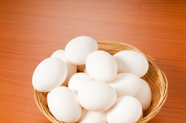 Много белых яиц на деревянном столе — стоковое фото