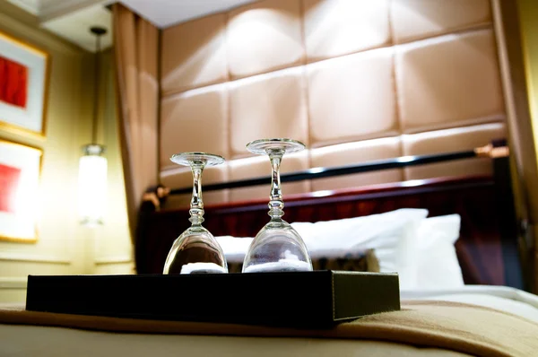 Zwei Gläser Auf Dem Doppelbett Als Romantisches Konzept — Stockfoto