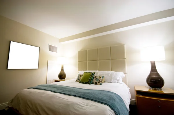 Двуспальная кровать в современном интерьере — стоковое фото