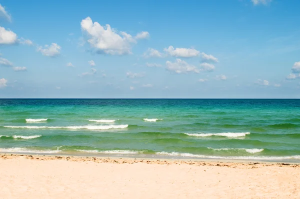 Playa de arena en el brillante día de verano —  Fotos de Stock