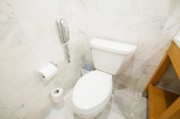 Intérieur de la chambre - Toilettes dans la salle de bain — Photo