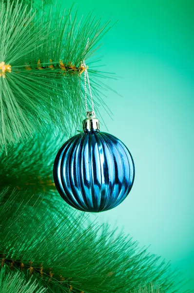 Décoration de Noël sur l'arbre - concept de vacances — Photo